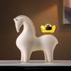 Glückliches Pferd Keramik Kleines Ornament Haus Wohnzimmer Skulptur Ornamente Geschäft Büro Empfang Eröffnungsdekoration Einweihungsgeschenk