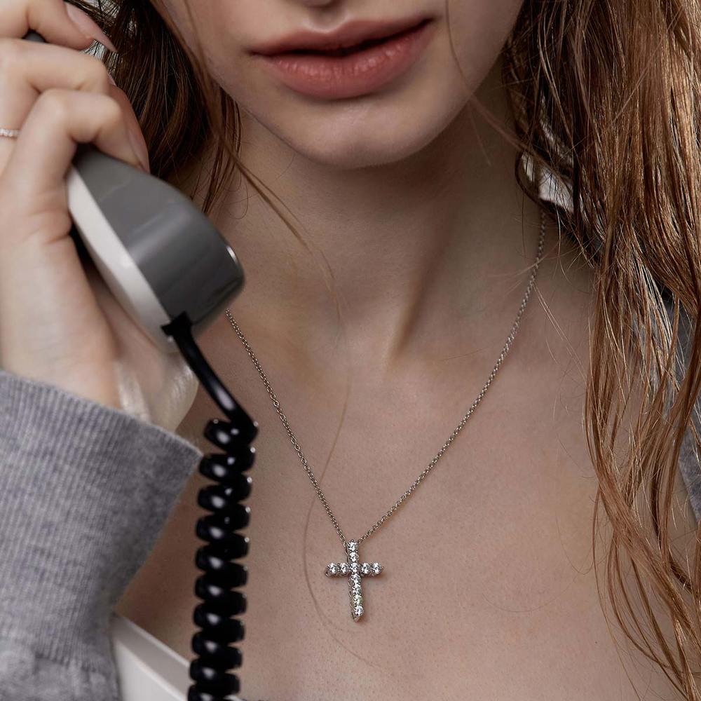 [Hayes, Cix wearing] Cross Necklace