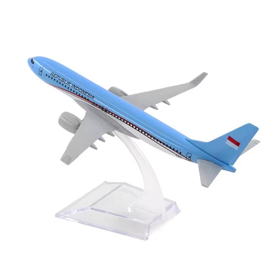1/400 Scale 16cm Republik Indonesia Airways Alloy Aircraft Model B737 Metal Aircraft Model With Stand Simulation Static Airplane
