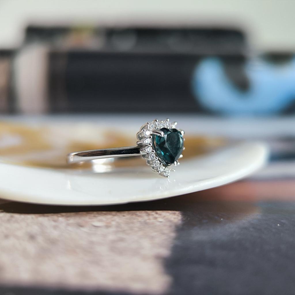 Серебряное кольцо с топазом Лондон Блю 0.945ct, фианитами, вес изделия 2,07 гр (2204572)