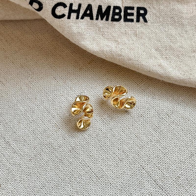 Glossy metal flower pleated stud earrings female niche unique design high-end earrings cold wind special-shaped ear jewelry
