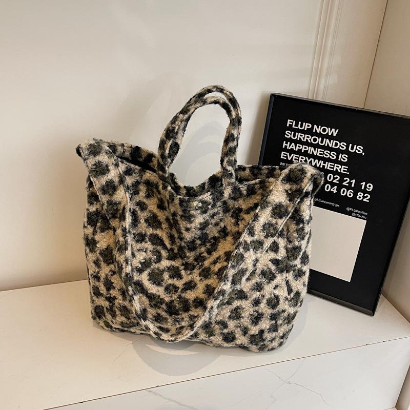 

Leopard print Mao Mao tote bag women s 2025 new large-capacity shoulder bag commuter women s bag fashionable versatile handbag хакі