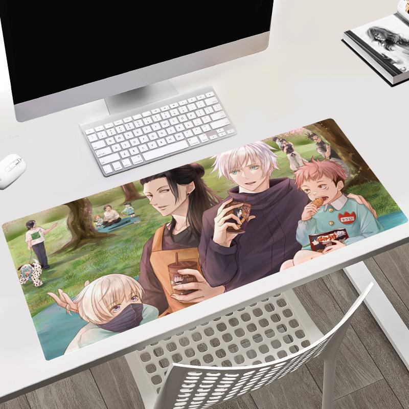 Tapis de bureau Jujutsu Kaisen 40x90x0.3CM avec les personnages Gojo, Yuji et Megumi.