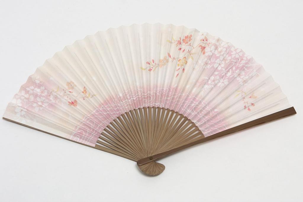 [Hasegawa] Kyoto-style fan, cherry blossom pattern, pink, carved clove wood, double-sided design, handmade by Kyoto craftsmen, fan case included, in