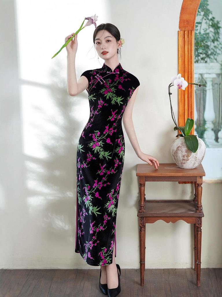 Elegant Women's Black Velvet Short-Sleeve Qipao - Youthful Autumn 2025 Style