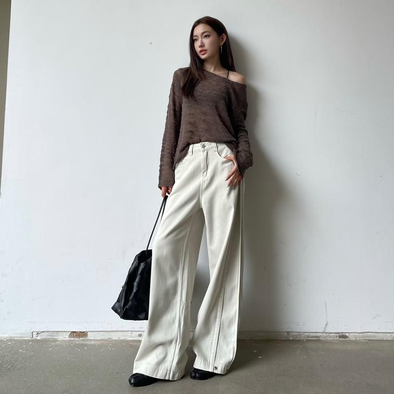 

2025 Autumn/Winter Women s Off-White High-Waisted Retro Wide-Leg Jeans: Loose, Slimming, Floor-Length Straight-Leg Trousers. Medium