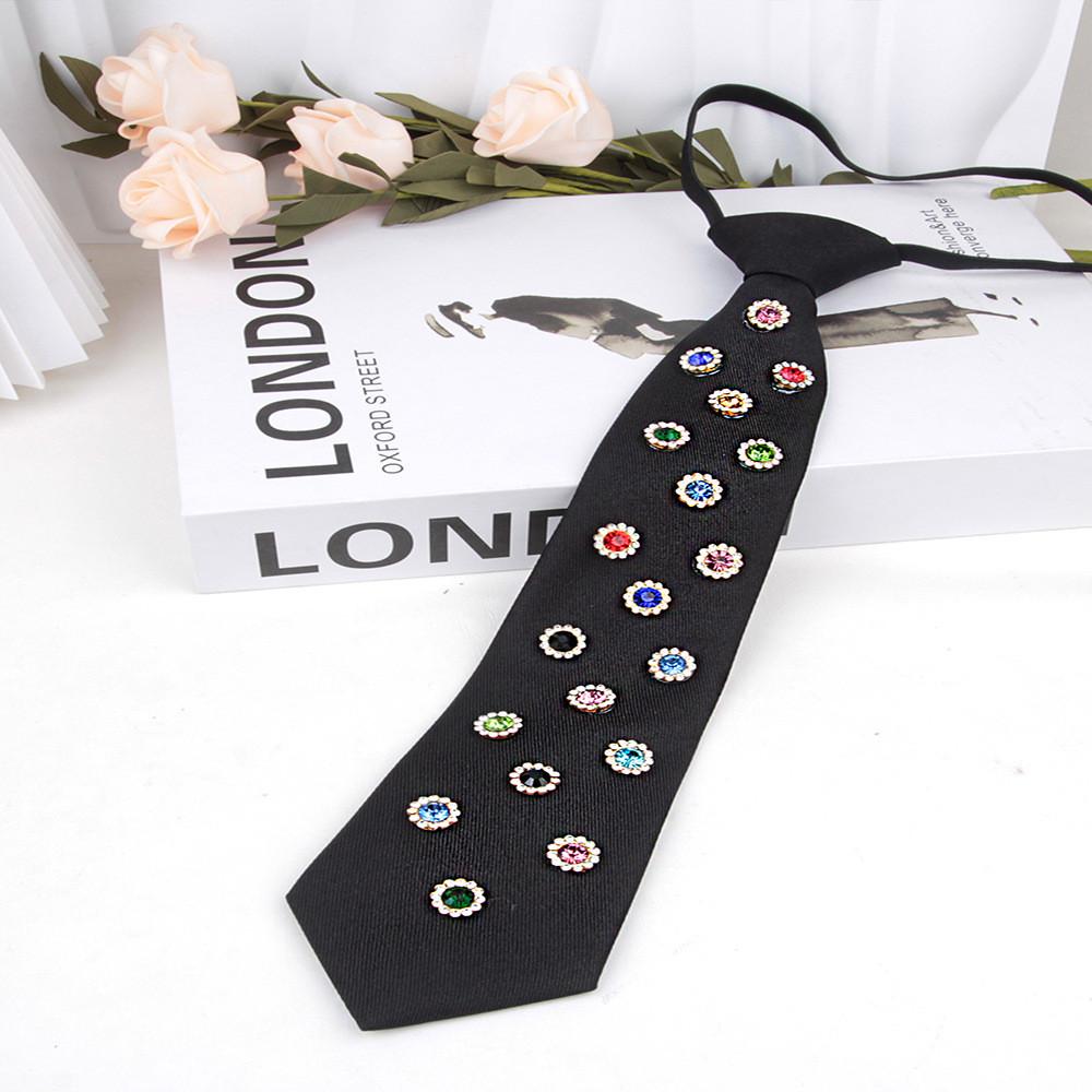 No Ip Polyester Flower Brooch Pin With Rhinestone Embellishments For Party And Daily Wear