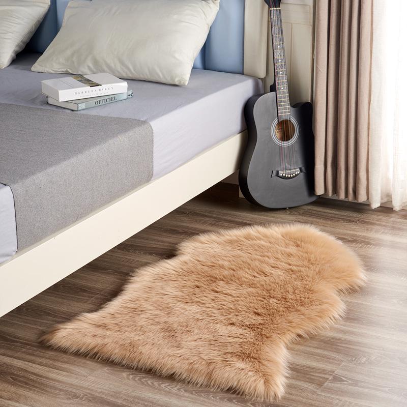 Soft Faux Wool Bedside Carpet - Irregular Fluffy Floor Mat for Bedroom and Bay Window 60x90cm One Round End
