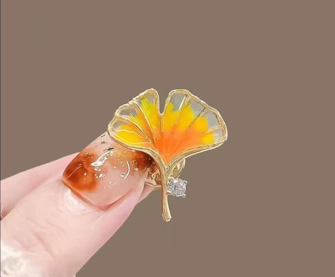 

Maple Leaf Ginkgo Biloba Leaf Rhinestone Brooch Niche High-end Corsage Design Temperament Neckline Anti-light Pin Accessories Suit