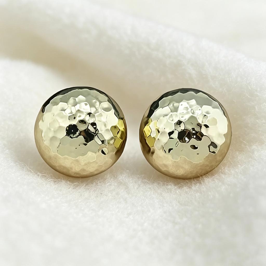 A Pair of Hammer-pattern Metal Round Stud Earrings, European and American Simple Design Sense, Suitable for Women's Daily Wear