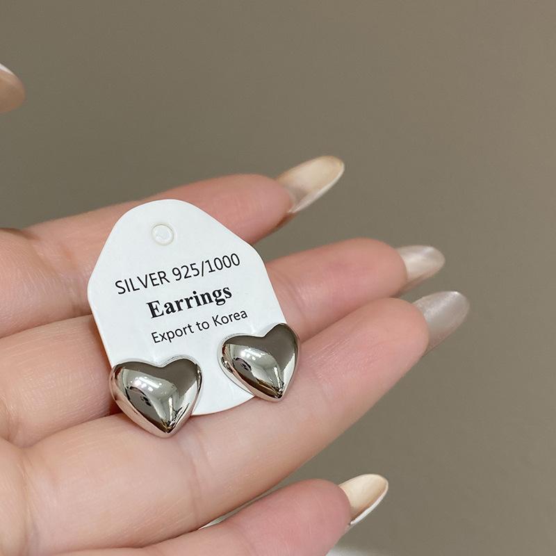 

Silver love earrings light luxury high-end peach heart stud earrings women cold wind mosquito coil disc painless ear clips no ear piercings women