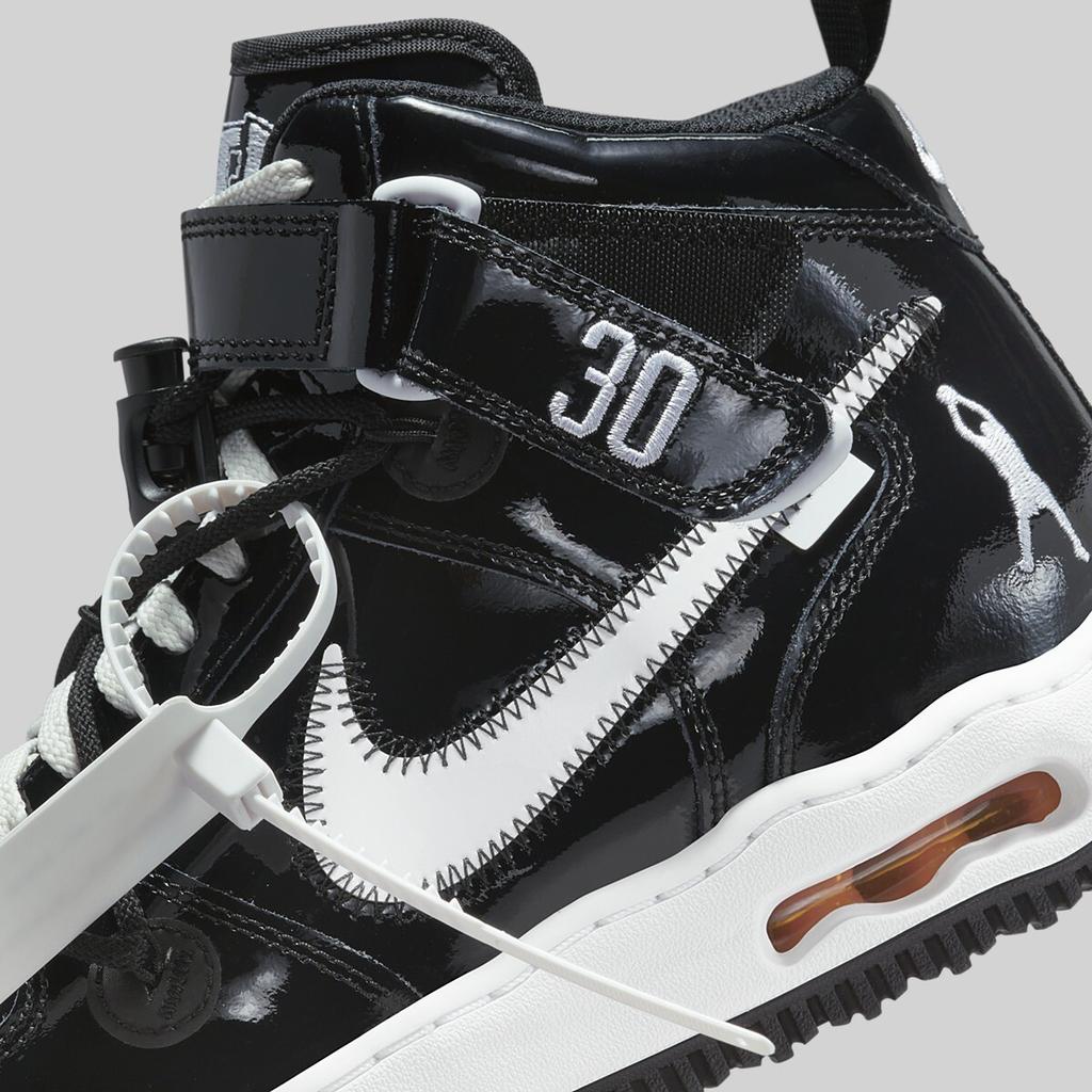 DR0500-001 Bianco Sporco Una Nike Air Force 1 Mid Sheed  (Uomini)