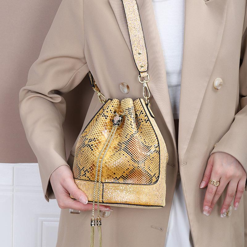 

Роскошная сумка через плечо со змеиным узором 2024 года для современных мам — модная, легкая и элегантная золотой