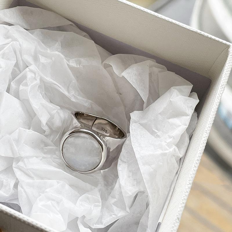 

Элегантное регулируемое широкое кольцо из лунного камня для женщин, модное вдохновленное дизайнерское украшение