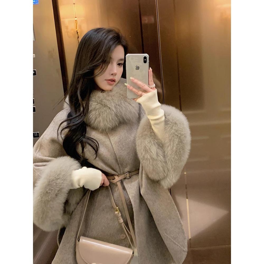 

Плюшевое пальто с лисьим воротником