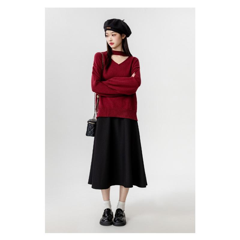 New Autumn and Winter Black V-neck Sweater for Women in Spring and Autumn with Long-sleeved Bottoming Shirt and Halterneck Knitted Top