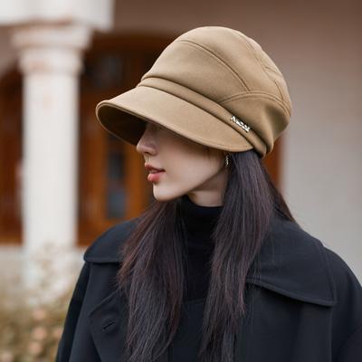 Koreanische Version von Herbst und Winter Neue Mütze für Damen Einfarbige Vielseitige Fischerhut High-End-Mode Metallbuchstaben-Markierung Baseballkappe Dünn