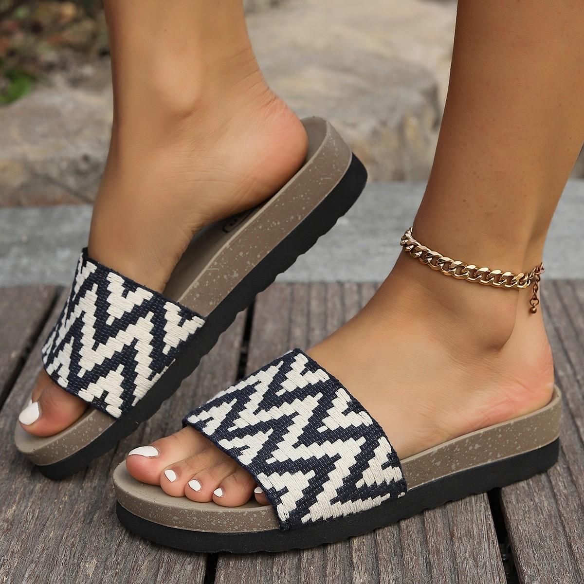 

2025 new large size color matching fashionable simple flat bottom foreign style versatile open-toed women s cool slippers 35 чёрный