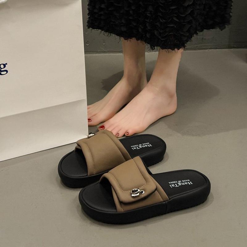Stepping on shit-feeling thick-soled slippers for women's summer wear 2025 new non-stinky foot drag seaside beach home sandals