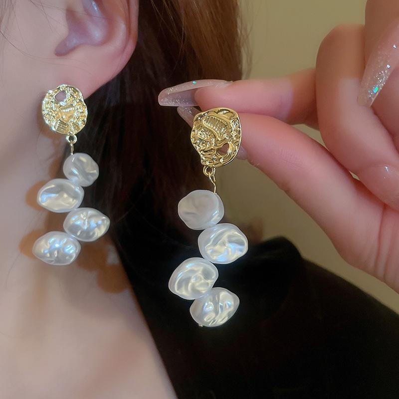 Qifu Baroque Pearl Pleated Earrings: Luxurious Stud and Dangle Design