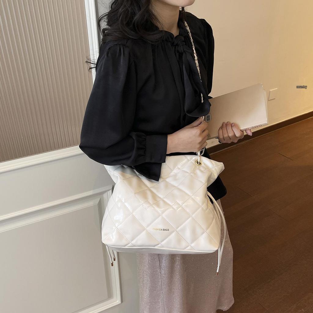 2026 Korean Style Quilted Diamond Chain Bucket Bag – Stylish Casual Underarm Accessory