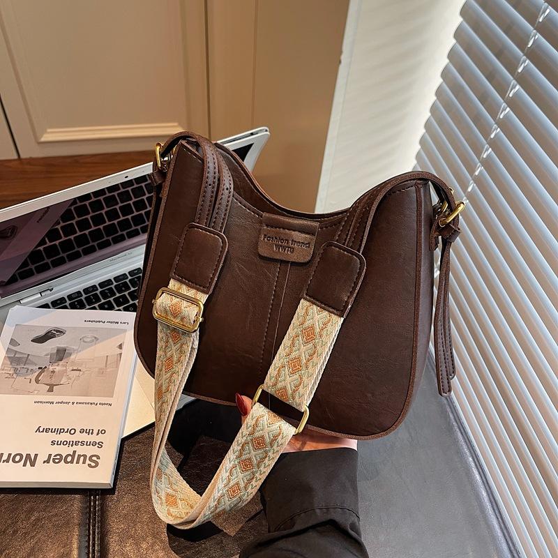 Autumn and winter new niche women's bags bucket bags fashionable and simple shoulder broadband messenger bags underarm bags