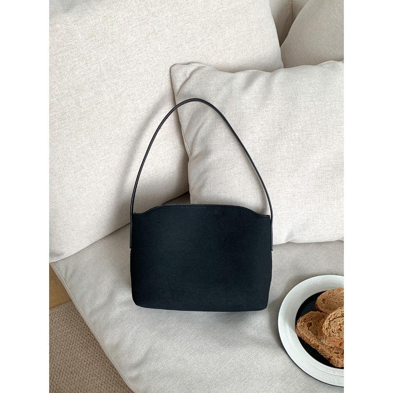 

Новая женская сумочка нишевый стиль сумка подмышку женская сумка модный тренд замшевая ручная маленькая квадратная сумка женская чёрный