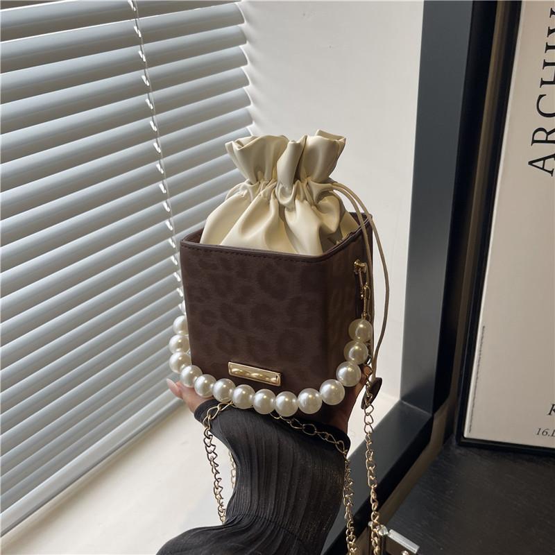 

Feel small bag women s 2025 new pumping belt bucket bag women s leisure chain bag beaded shoulder messenger bag коричневий