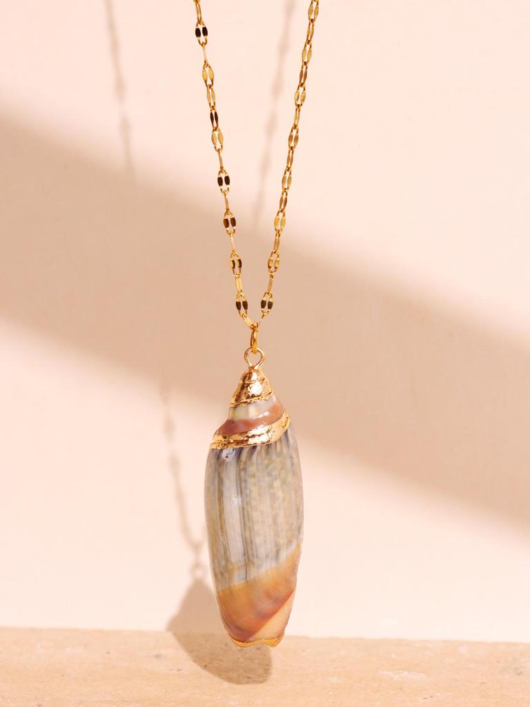Retro Gold-Tone Shell Pendant Necklace Unique Layered DIY Fashion Jewelry for Women Perfect for Beach Vacations Gift Idea
