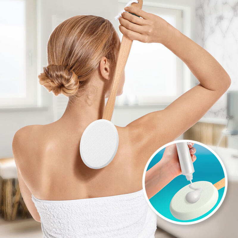 Lotion auf den Rücken auftragen, Körperlotion auftragen und Bräunungsöl auftragen.