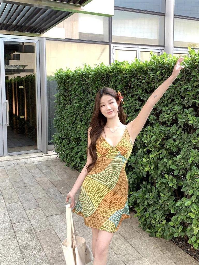 Women's Yellow Plaid V-Neck Camisole Dress – Slim Fit A-Line Skirt, Waist-Cinching Design for Summer Vacation