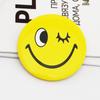 Flerfarget Smiley-ansiktsmerke: Brosjenål for hotellpersonale og barn