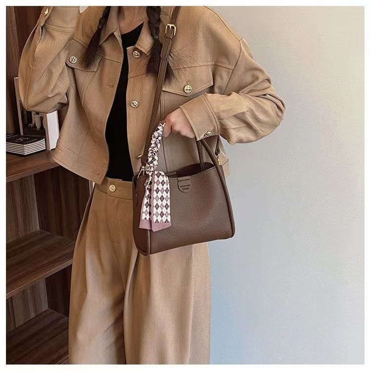 

2025 Новая нишевая сумка-ведро из мягкой кожи, Универсальная для работы и поездок, Сумка через плечо, Популярная женская сумочка коричневый