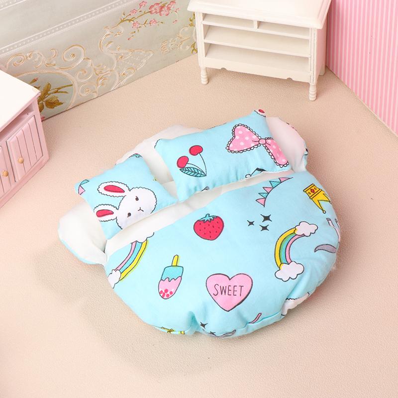 

1:12 кукольных миниатюрных круглых спальных мешков с двумя подушками для кукольного домика, мебель для спальни, аксессуары, декор для микро-дома синий