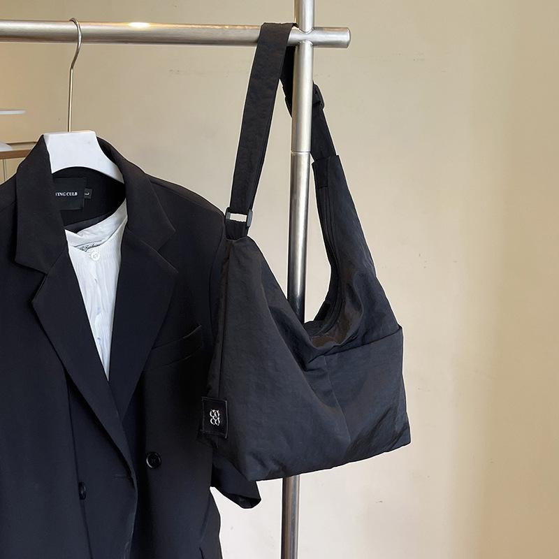 

Нейлоновая тканевая сумка женская большой вместимости новая летняя повседневная нишевая на плечо мессенджер сумка для поездок на работу сумка-пельмень чёрный