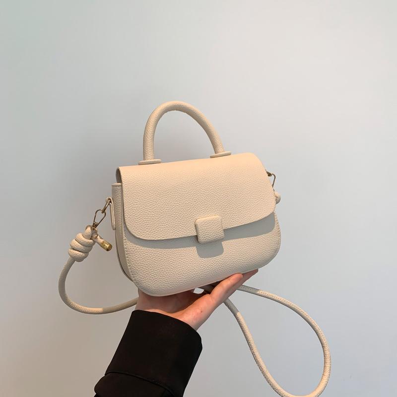 

Корейська версія жіночої ручної сумки 2024, нова ретро-мода маленька квадратна сумка, текстура, зовнішній стиль, дизайн, жіноча сумка-месенджер білий