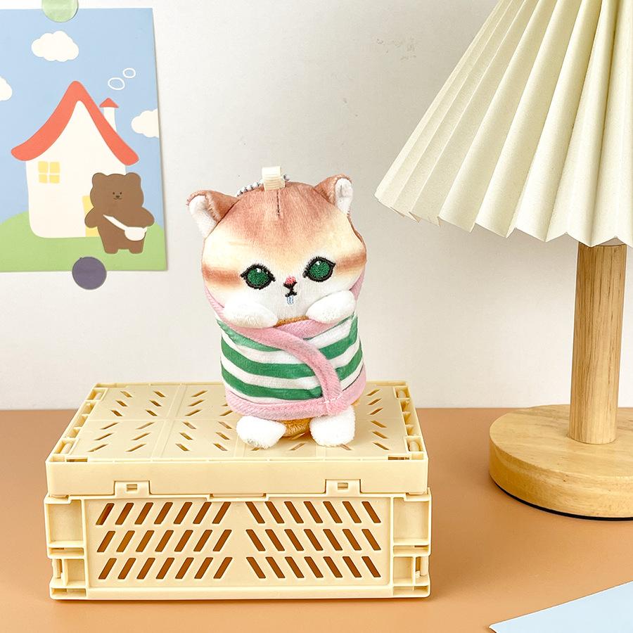 

Japanese Cartoon Shark Cat Doll Hanging Decoration Wrapped In Quilt, Fucat Plush Doll Bag Pendant 3D Cat Doll Gift Height Approx. 11cm
