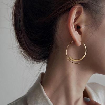 Orecchini a cerchio in metallo retrò: Chic, Leggero, Versatile per uno Stile Senza Tempo