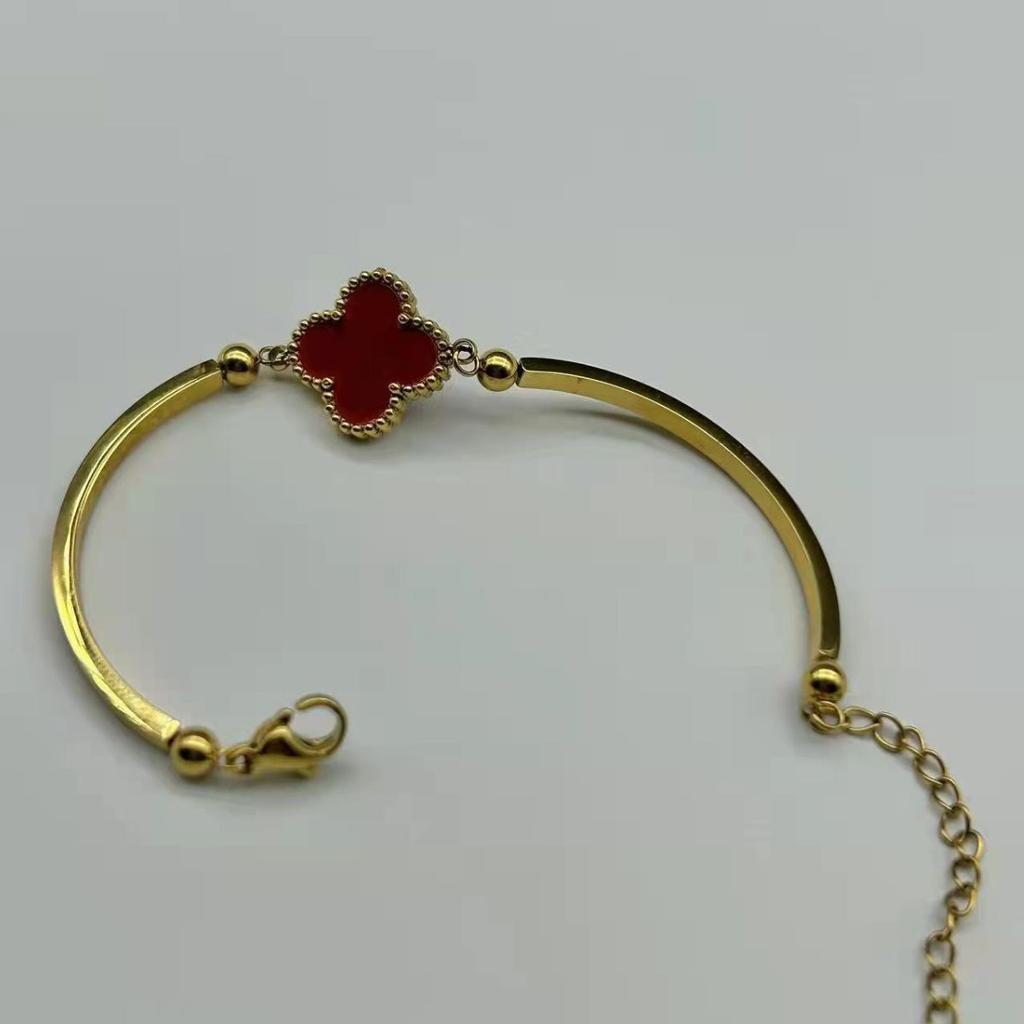 Modisches und personalisiertes neues funkelndes Armband. Klassisches Damen-Armband mit vierblättrigen Gras-Mikro-Intarsien