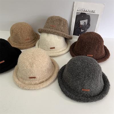 Zabawny kapelusz z pluszowej kulki z podwiniętym brzegiem jesienno-zimowy ciepły pogrubiony kapelusz typu bucket kapelusz typu fedora uroczy kapelusz z płaskim rondem odpowiedni na okrągłą twarz modny