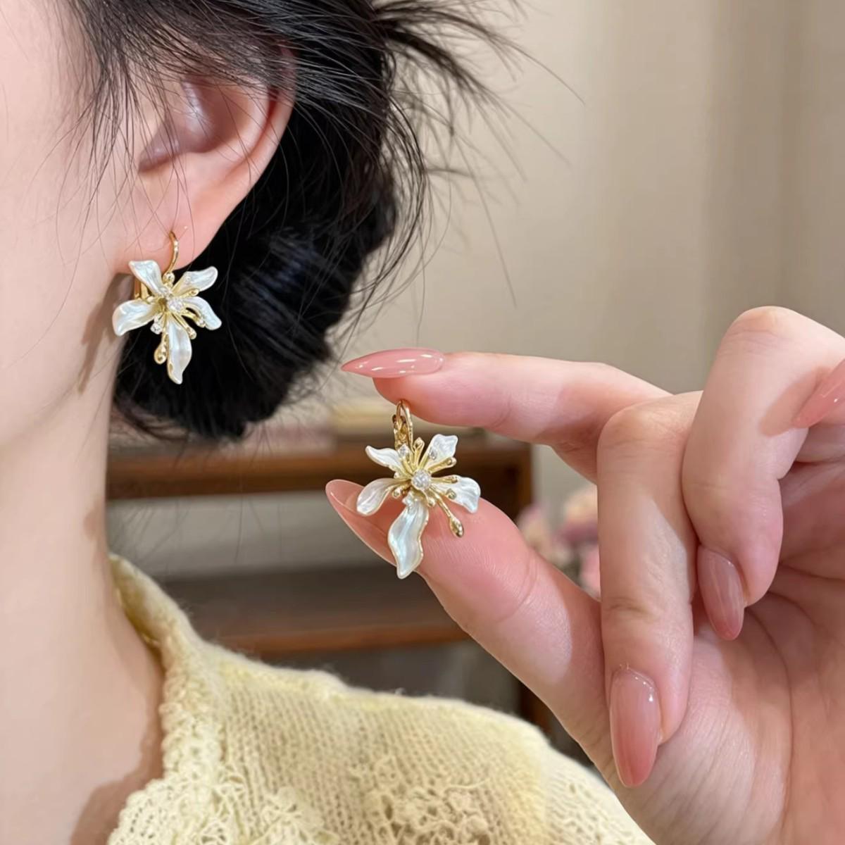 Elegant French White Flower Zirconia Ear Cuff: Women s Luxurious and Versatile Earrings