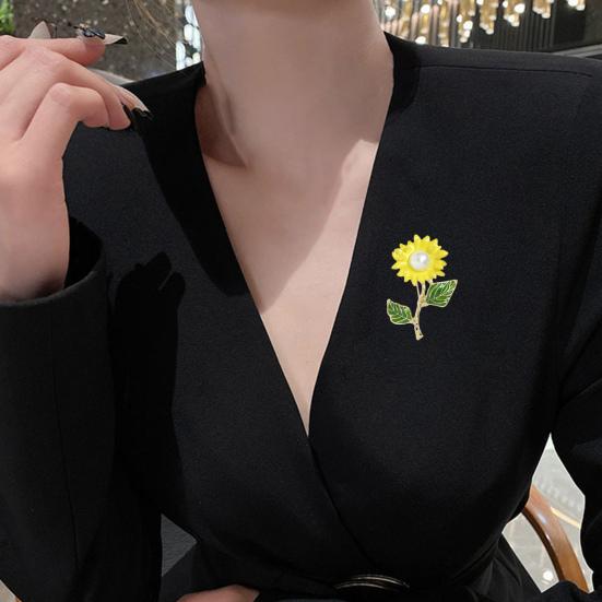 Faux Pearl Sunflower Brooch Zinc Alloy Flower Lapel Pin Sweater Cardigan Coat Business Suit Decoration Men Women Clothing Accessories