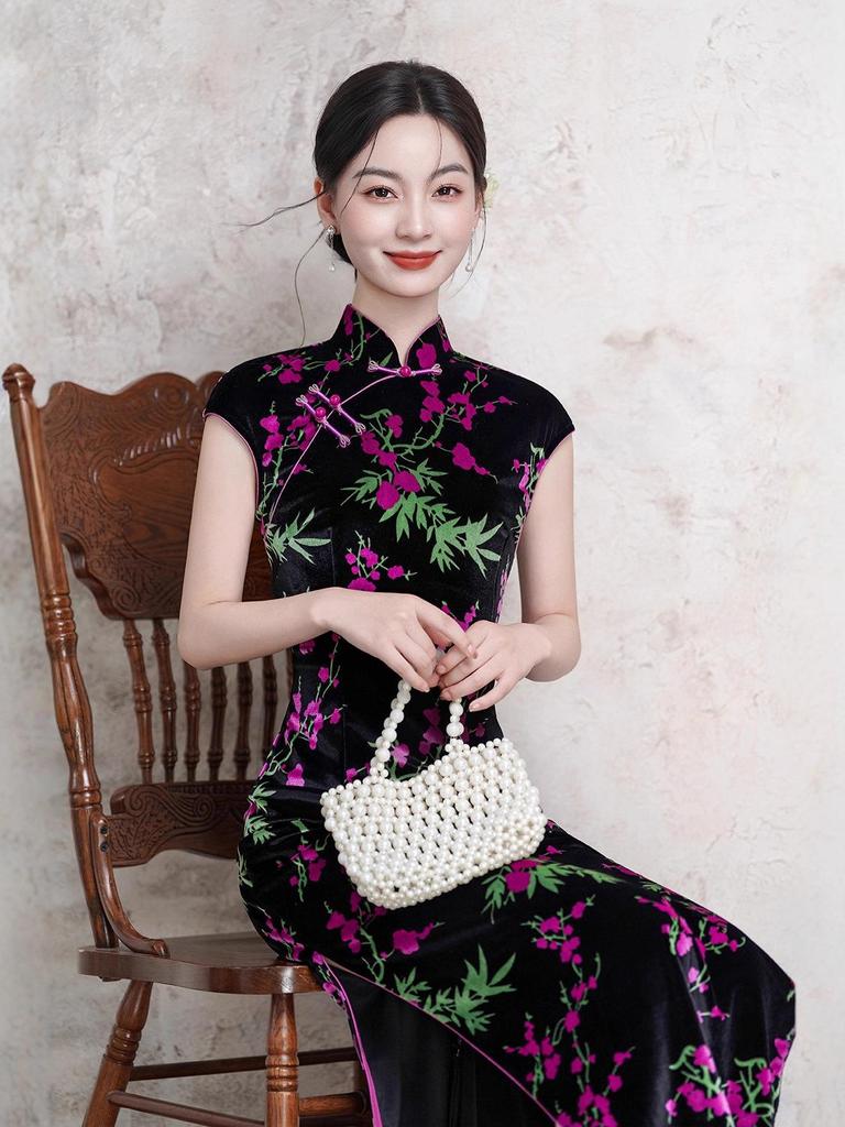 Elegant Women's Black Velvet Short-Sleeve Qipao - Youthful Autumn 2025 Style