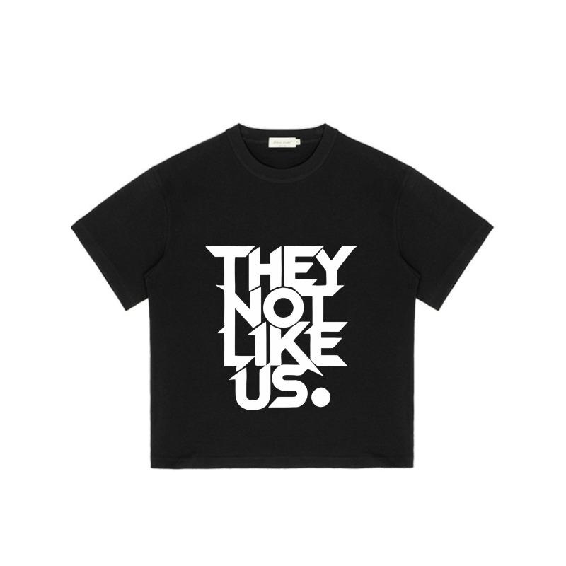 Svart T-shirt med 'They Not Like Us' Grafiskt Tryck för Vardagsbruk