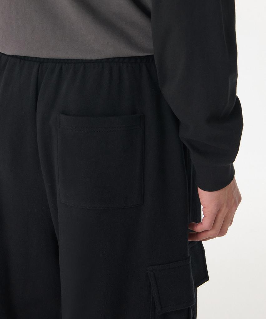 MUSINSA STANDARD One-Pleat Cargo Bermuda Sweatpants [Black]