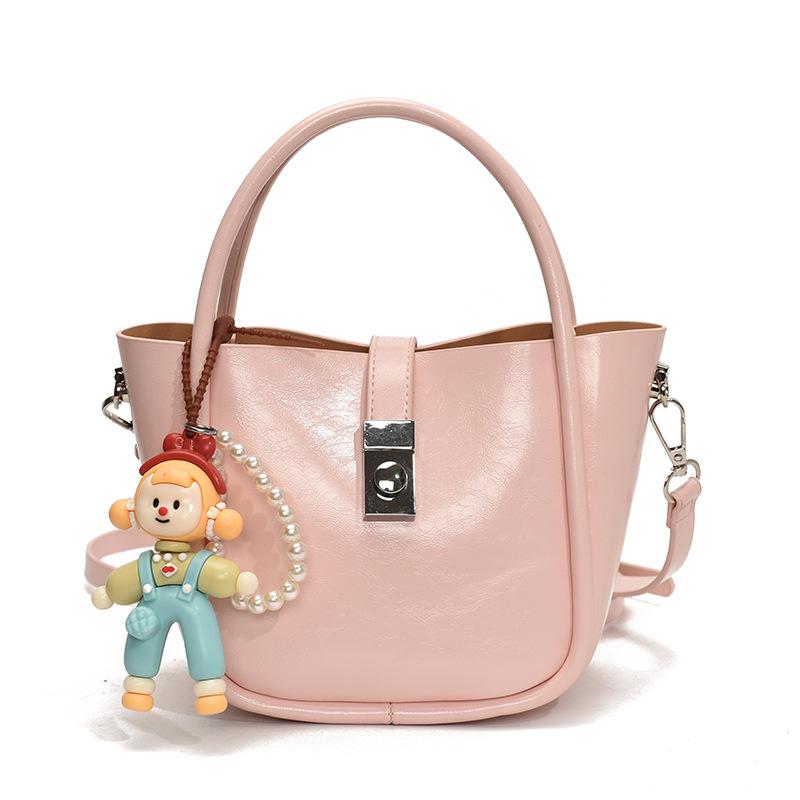 Högklassig liten väska dam 2025 ny mode mångsidig axelremsväska sommar populär handväska hinkväska