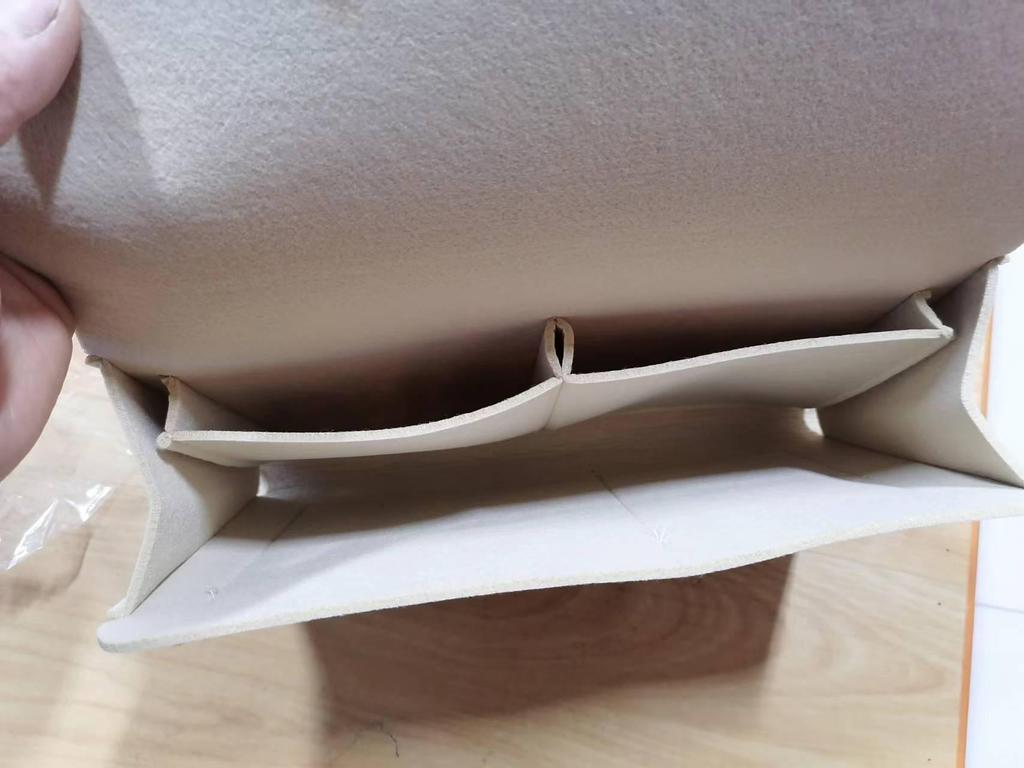 Anpassningsbar Förvaringsväska i Filt för Sängbord och Soffa