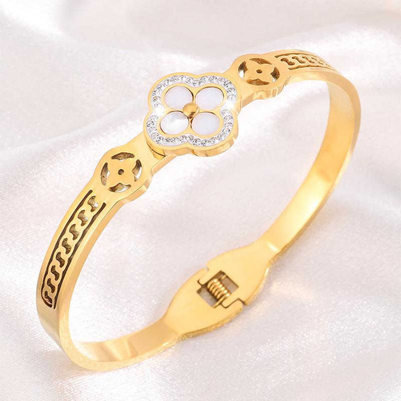 Titanium steel advanced sense vacuum plating stainless steel four-leaf clover female non-fading jewelry