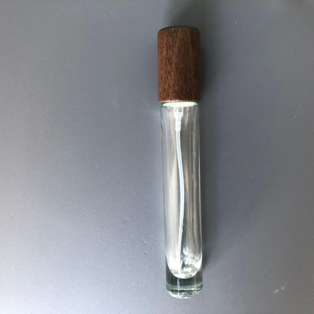 10/15ml Premium Glass Perfume Spray with Walnut Beech Cap, Portable Refillable Travel Atomizer for Cosmetics