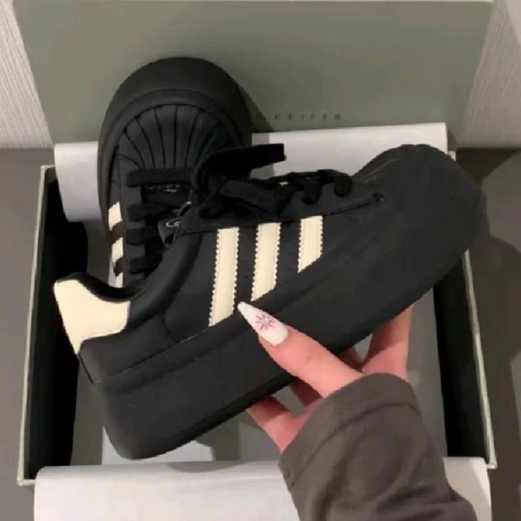 Zapatos planos blancos con plataforma y cabeza redonda informales para estudiantes de primavera.